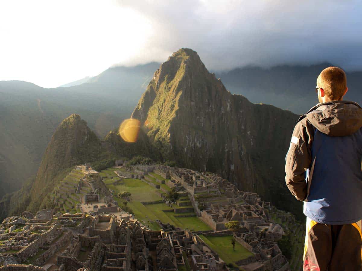 man-observes-the-inca-ruins-of-machu-picchu-and-in-the-background-mount-huayna-picchu_t20_nXzWY7